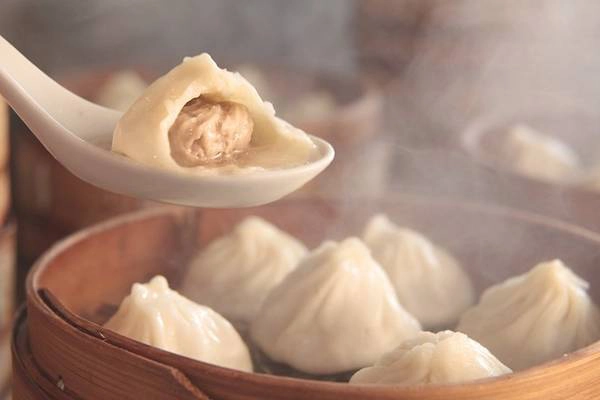 Tiểu long bao, Thượng Hải, Trung Quốc: Một đĩa tiểu long bao 12 chiếc có giá khoảng 2 USD. Hãy cẩn thận khi ăn, bởi nước thịt bên trong khá nóng. Ảnh: Japantimes. Tiểu long bao, Thượng Hải, Trung Quốc: Một đĩa tiểu long bao 12 chiếc có giá khoảng 2 USD. Hãy cẩn thận khi ăn, bởi nước thịt bên trong khá nóng. Ảnh: Japantimes.