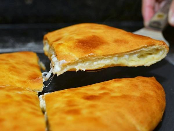 Khachapuri ở Tbilisi, Georgia: Du khách chỉ cần chi 2 USD cho 6 lát bánh mì phô mai ngon tuyệt ở Georgia. Ảnh: Ingredientmatcher. Khachapuri ở Tbilisi, Georgia: Du khách chỉ cần chi 2 USD cho 6 lát bánh mì phô mai ngon tuyệt ở Georgia. Ảnh: Ingredientmatcher.