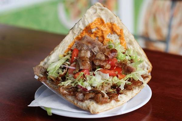 <strong>Bánh mì döner kebab, Berlin, Đức:</strong> Mức giá 4 USD là khá đắt cho một chiếc doner kebab, nhưng bánh ở Berlin có phần nhân nhiều thịt, rất hợp cho một chuyến dã ngoại trước đảo Museum. Ảnh: Andberlin. <strong>Bánh mì döner kebab, Berlin, Đức:</strong> Mức giá 4 USD là khá đắt cho một chiếc doner kebab, nhưng bánh ở Berlin có phần nhân nhiều thịt, rất hợp cho một chuyến dã ngoại trước đảo Museum. Ảnh: Andberlin.