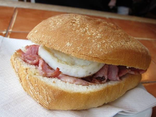 Bánh mì kẹp thịt hun khói, Scotland: Món bánh no bụng và ngon lành này được bày bán khắp Scotland, với giá khoảng 3 USD. Ảnh: Cheryllulientan. Bánh mì kẹp thịt hun khói, Scotland: Món bánh no bụng và ngon lành này được bày bán khắp Scotland, với giá khoảng 3 USD. Ảnh: Cheryllulientan.