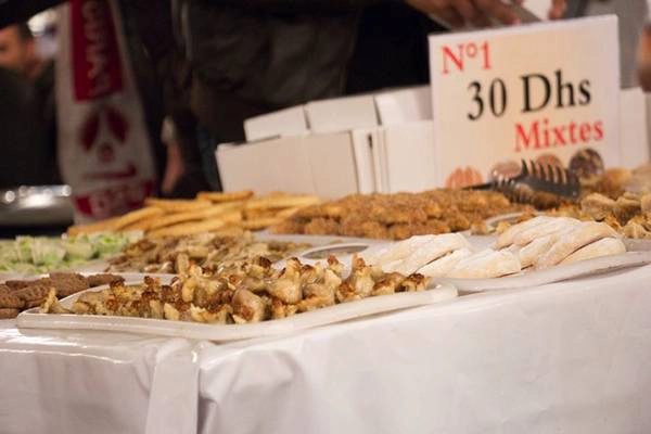 Bánh ngọt vỉa hè, Morocco: Tại các khu chợ, nhiều người bán hàng đẩy những xe chở đầy bánh ngọt, bánh quy đủ loại. Bạn có thể mua một hộp 10 chiếc tùy chọn với giá 2 USD. Ảnh: Travelshus. Bánh ngọt vỉa hè, Morocco: Tại các khu chợ, nhiều người bán hàng đẩy những xe chở đầy bánh ngọt, bánh quy đủ loại. Bạn có thể mua một hộp 10 chiếc tùy chọn với giá 2 USD. Ảnh: Travelshus.