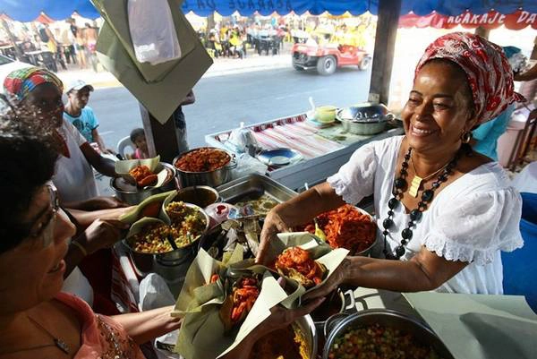 Acarajé, Brazil: Loại bánh đậu rán này được ăn cùng sốt dầu cọ và tôm khô. Ảnh: Apetite.