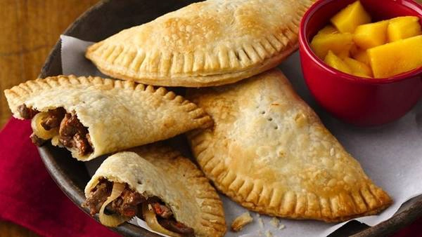 Empanada, Pisac, Peru: Đây là bánh mì hoặc bánh nướng với đủ loại nhân khác nhau. Du khách có thể thưởng thức chúng ở hầu hết các quốc gia Nam Mỹ. Ảnh: Pillsbury.