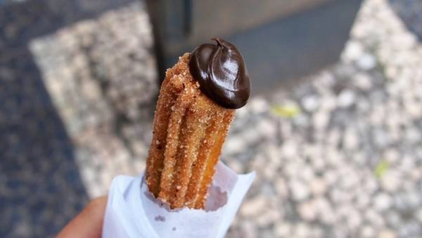 Churro, Brazil: Bạn có thể mua hai chiếc bánh churro với nhân làm từ mứt sữa ngọt ngào với 4 USD. Ảnh: Eastorouest.