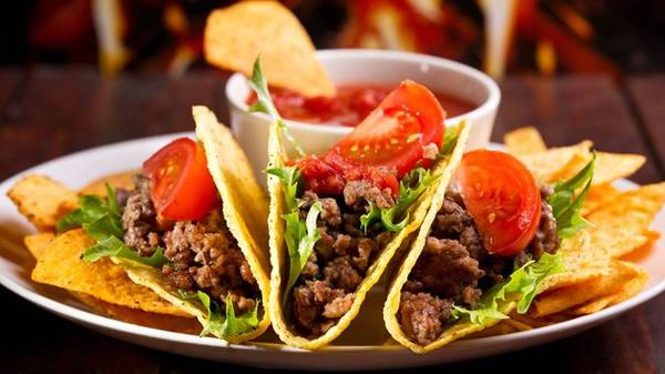 Bánh taco ở Queretaro, Mexico: Loại bánh nổi tiếng này được bán khắp các con phố của Mexico, từ chiều tối tới sáng sớm. Với 60 peso (khoảng 4 USD), bạn có thể mua được 10 chiếc, được tự chọn nhân bánh, ăn kèm dưa chuột củ cải, hành, và nhiều loại rau trộn. Ảnh: Viajejet.