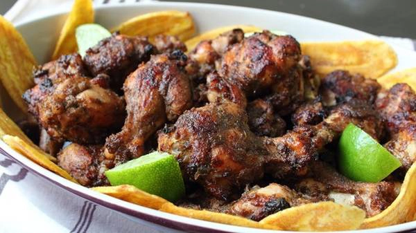 Gà nướng, Jamaica: Bạn có thể thưởng thức gà nướng ở bất cứ đâu tại Jamaica, nhưng bãi biển Boston ở cảng Antonio là nơi lý tưởng nhất. Một đĩa gà nướng có giá dao động từ 3 tới 4 USD. Ảnh: Food Wishes.