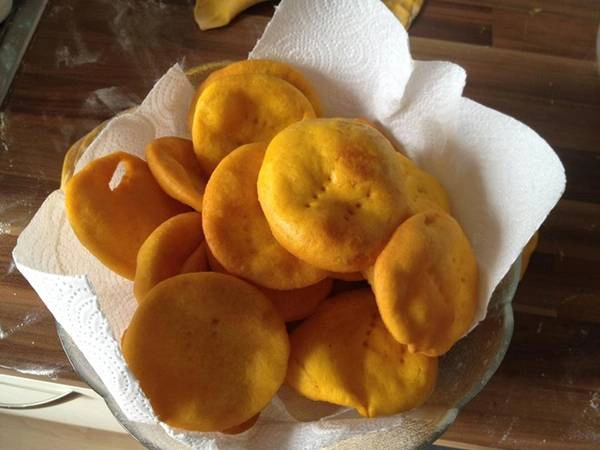 Sopaipilla, Chile: Món bánh cuộn rán làm từ bột mì, bơ hoặc mỡ được bày bán ở nhiều nơi có người Tây Ban Nha sinh sống trên thế giới. Với 4 USD, bạn có thể mua được 12 chiếc ở Chile. Ảnh: Michobeyer.