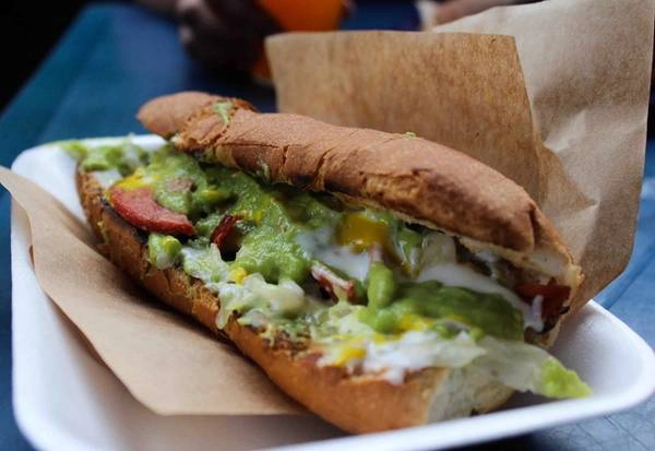 Shuco, Guatemala: Những chiếc bánh mì kẹp xúc xích này có giá chỉ 1 USD. Ngoài xúc xích, phần nhân còn có thịt hun khói, phô mai và sốt quả bơ. Ảnh: Latribunaguatemala.