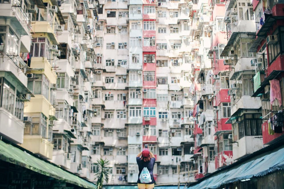 HongKong: Năm 2018, cây cầu vượt biển dài nhất thế giới tại Trung Quốc nối liền 3 thành phố HongKong, Macau và Chu Hải giúp giao thông nhanh chóng và thuận tiện hơn. Nếu không thích mua sắm, bạn có thể đi du thuyền ở cảng Victoria, lên đỉnh The Peak ngắm cảnh thành phố, thăm các hòn đảo xa hay thưởng thức ẩm thực tuyệt đỉnh của HongKong. Ảnh: Ching