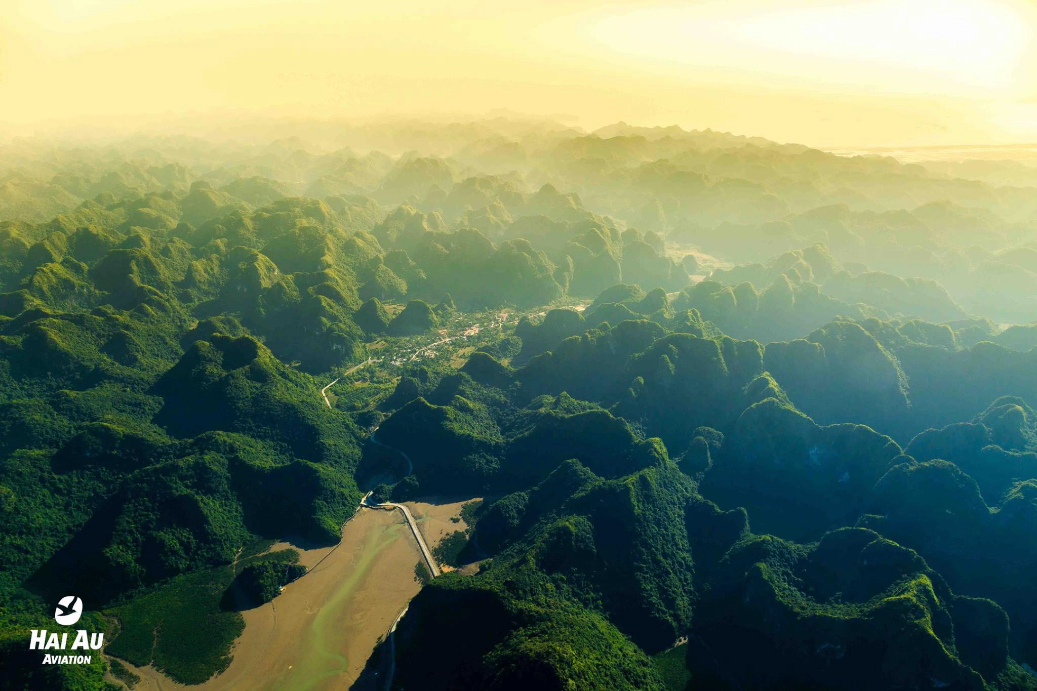 Vịnh Hạ Long (Quảng Ninh): Cuối năm 2018, Quảng Ninh đồng loạt khai trương, thông tuyến 3 công trình hạ tầng giao thông trọng điểm, đó là Cảng hàng không quốc tế Vân Đồn, Cảng tàu khách du lịch quốc tế Hạ Long và cao tốc Hạ Long - Vân Đồn. Chắc chắn 2019 sẽ là năm mà rất nhiều du khách tìm đến Vịnh Hạ Long du lịch khám phá và nghỉ dưỡng. Ảnh: Hải Âu Avation