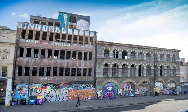 Tranh tường trên một dãy phố ở khu Stokes Croft, phía bắc Bristol - Ảnh: wordpress