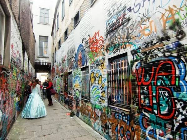 Du khách tham quan Werregarenstraat, con đường tranh graffiti - Ảnh: panoramio