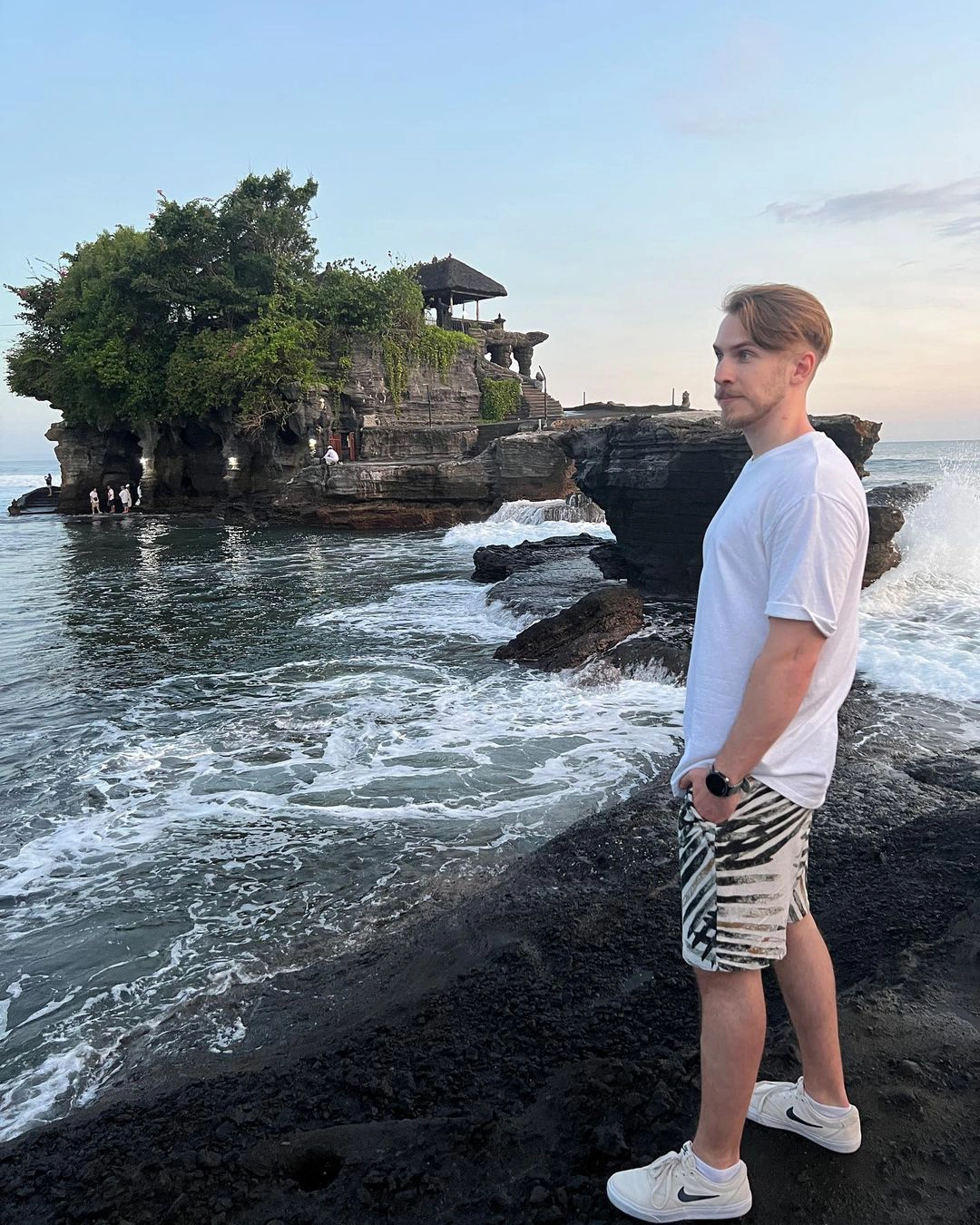 Đền Tanah Lot linh thiêng cổ kính. Ảnh: jk.stayfit