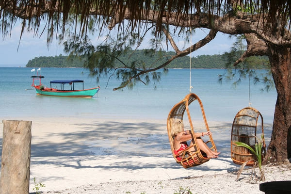 Những chiếc ghế độc đáo được treo trên cây ở trên đảo. Ảnh: flickriver.com