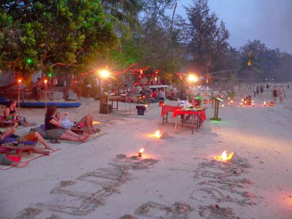 Thư giãn trên biển. Ảnh: dulichhtd.com