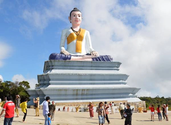 Tượng nữ thánh Ya Mao tại đỉnh đèo Peak Nil. Ảnh: ST