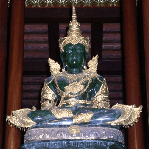 Bức tượng Phật bằng ngọc lục bảo. Ảnh: VOVTV.
