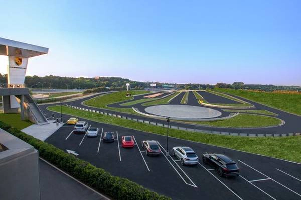 Điều tuyệt nhất là du khách không cần phải sở hữu chiếc Porsche nào, bạn vẫn có thể trải nghiệm các tiện ích của trung tâm này.