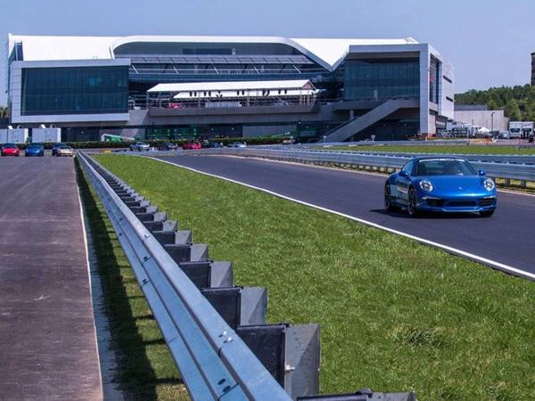 Tuy nhiên, với cơ sở mới rộng 110.000 m<sup>2</sup>, Porsche có cơ hội kết nối với các khách hàng hiện tại và cả các khách hàng tiềm năng.