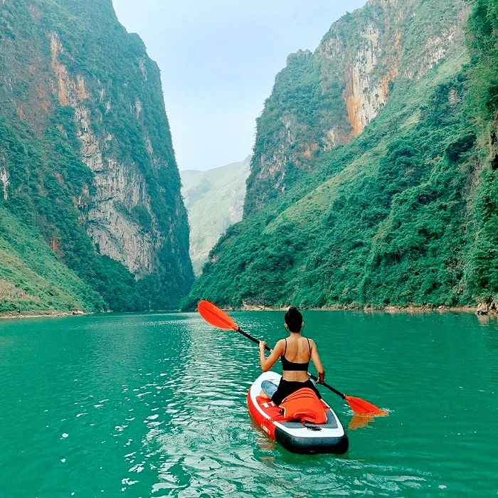 Chèo Kayak trên sông Nho Quế. Ảnh: @kimthy.xie.
