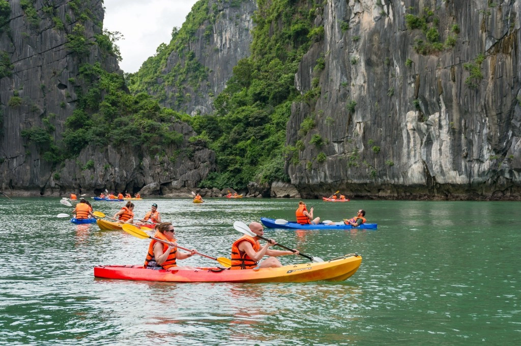 Chèo kayak vào hang Luồn