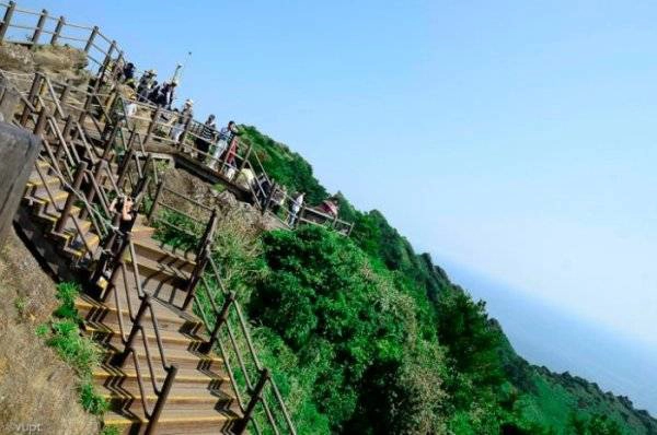 Không khí trên đỉnh núi Seongsan vô cùng thoáng đãng và trong lành. Bạn sẽ ngỡ ngàng với nhiều phong cảnh tuyệt đẹp hiện ra trước mắt. Ảnh: Phạm Trắc Vũ