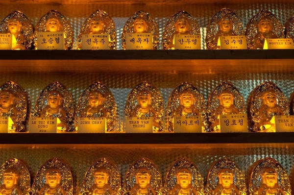Những bức tượng Phật thếp vàng của chùa Yakcheonsa. Ảnh: dulich-hanquoc.net