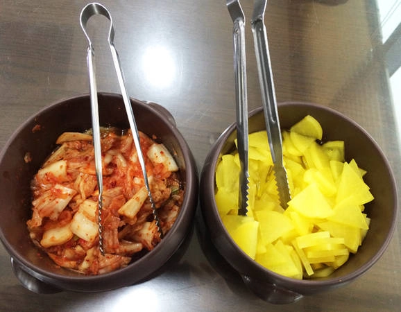 Mì Udon thường được ăn kèm với kim chi cải thảo và đu đủ. Ảnh: Phunuonline. Mì Udon thường được ăn kèm với kim chi cải thảo và đu đủ. Ảnh: Phunuonline.