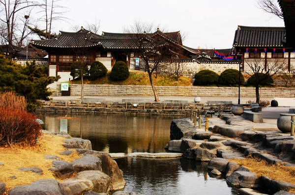  Làng Hanok Namsan nổi tiếng với kiểu nhà Hanok truyền thống của người Hàn Quốc. Ảnh: twtmiri.com