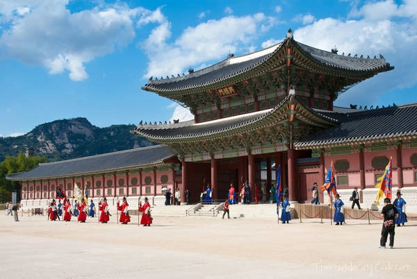Hiện nay, Gyeongbokgung còn 11 tòa nhà chia thành các khu vực như cổng chính, sân trước, đại sảnh, sân sau, hậu cung. Ảnh: weheartit.com
