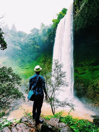 Dòng thác Đắk G’Lun trắng xóa chia thành hai nhánh lơ lửng trên vách đá tựa những dải lụa duyên dáng. Ảnh: hiepsicoi/instagram.