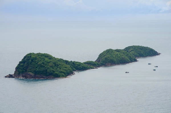 Hòn Ngang nhìn từ xa. Ảnh: phuot.vn