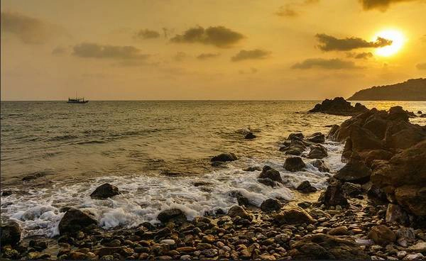  Bình minh trên đảo Nam Du. Ảnh: minhphuc_99kdd/flickr.com