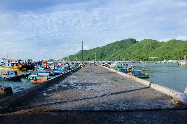 Cầu cảng trên hòn Củ Tron. Ảnh: phuot.vn