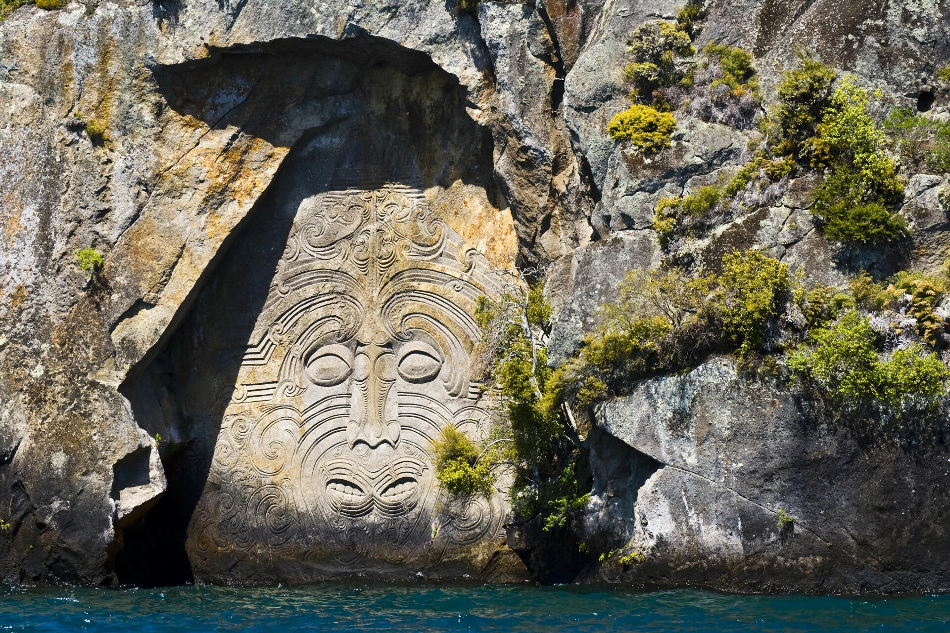 lake-taupo-new-zealand-ivivu-1