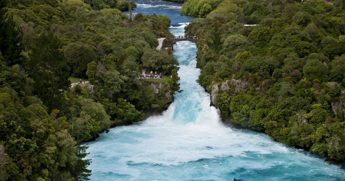 Thác nước Huka trên dòng sông Waikato chảy xuống hồ Taupo ở New Zealand