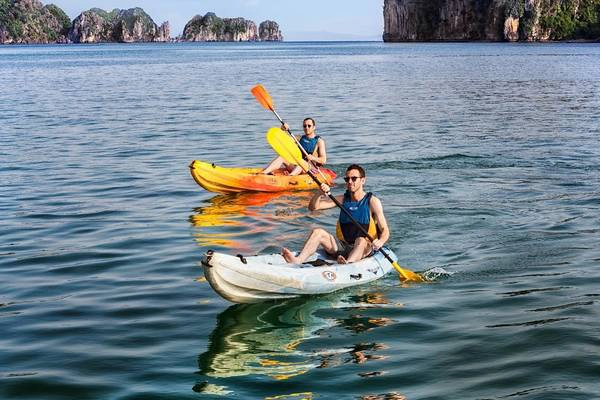 Các hoạt động dưới nước bao gồm đi thuyền kayak, lặn với ống thở và câu mực đều được du thuyền Emeraude Classic cung cấp.Ảnh: iVIVU.com