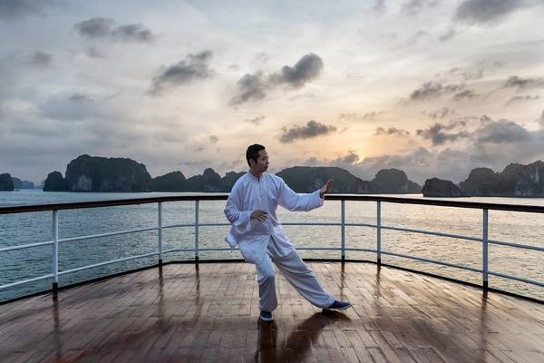 Tập luyện môn võ Thái Cực Quyền vào buổi sáng trên boong tàu. Ảnh: iVIVU.com Tập luyện môn võ Thái Cực Quyền vào buổi sáng trên boong tàu. Ảnh: iVIVU.com