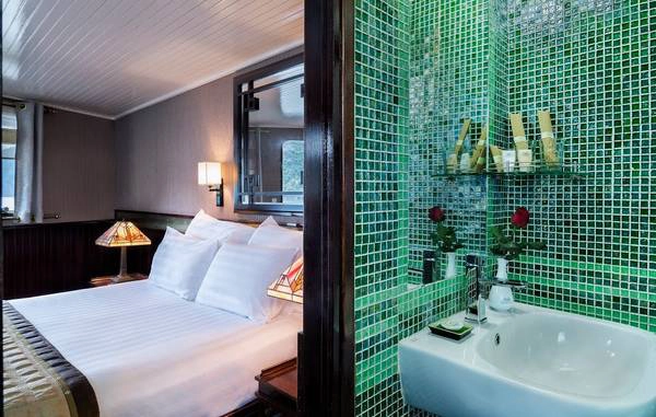 Các tiện nghi trên du thuyền Emeraude Classic sẽ làm hài lòng tất cả du khách. Mỗi phòng đều có sàn gỗ và phòng tắm riêng với vòi sen, nhà vệ sinh cùng đồ vệ sinh cá nhân miễn phí. Ảnh: iVIVU.com
