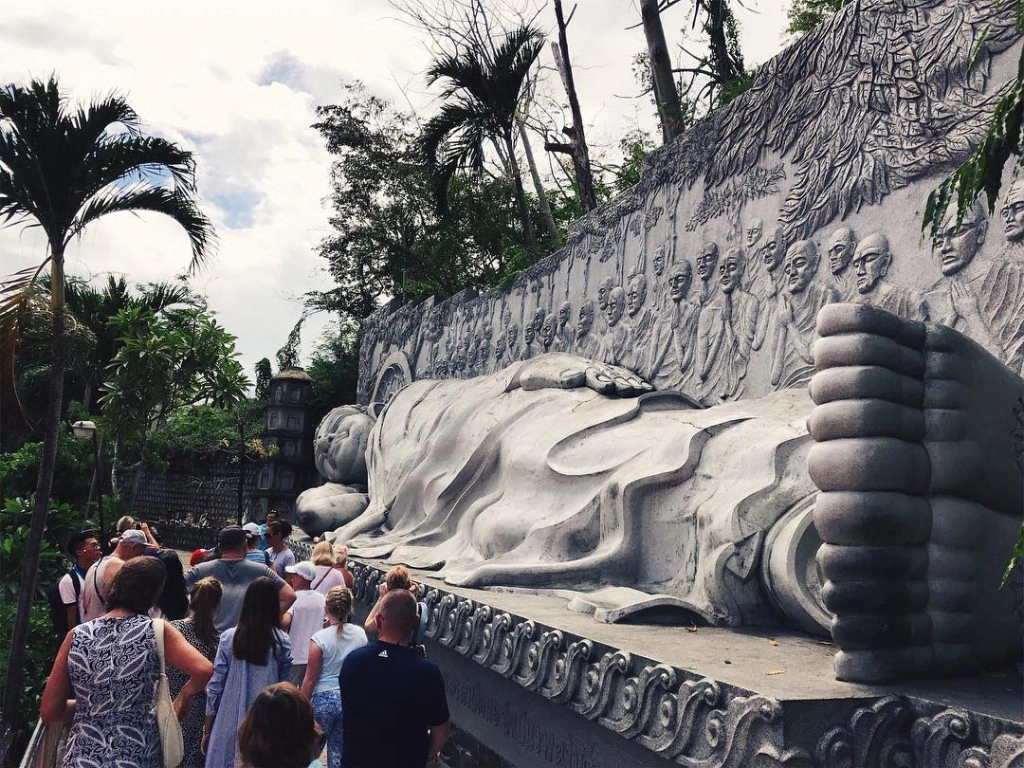 Bức tượng Phật nằm siêu lớn trong khuôn viên chùa Long Sơn