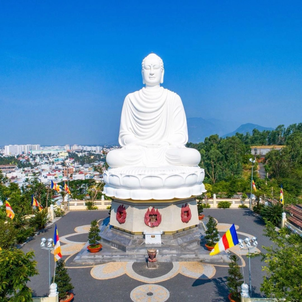 Bức tượng Phật trắng ở chùa Long Sơn