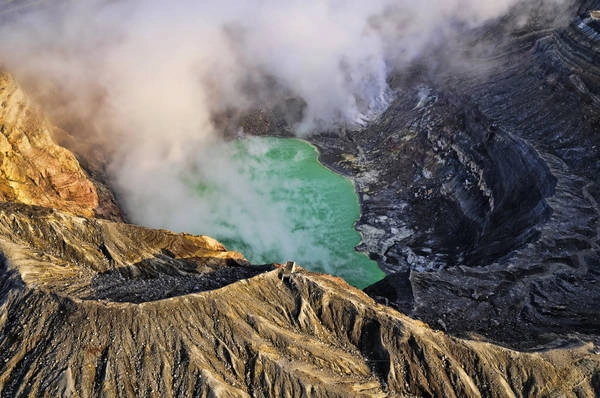 Miệng núi lửa Mt.Aso không ngừng cuồn cuộn tỏa khói trắng. Ảnh: William Cho