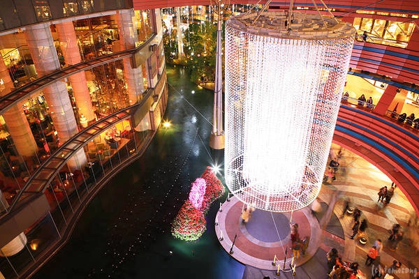 Canal City Hakata thu hút hàng triệu khách tham quan mỗi năm với hàng loạt dịch vụ như: mua sắm, café, nhà hàng, rạp chiếu phim, khách sạn, trung tâm games show… Ảnh: Tomosang
