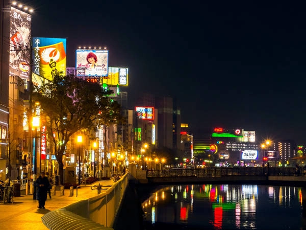 Dạo bước trên những con phố xinh đẹp của Fukuoka về đêm là một trải nghiệm rất thú vị. Ảnh: Heart-of-Fire