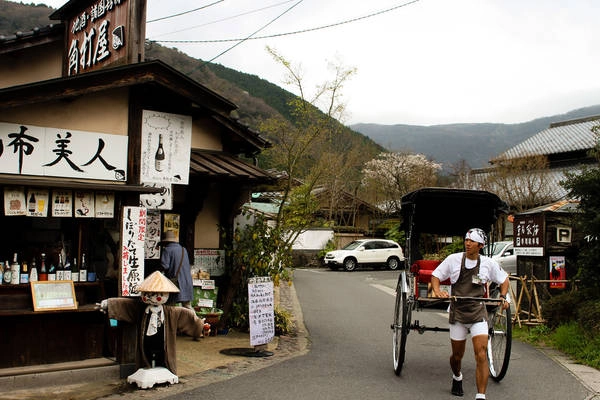 Xe kéo truyền thống của Nhật Bản trên phố cổ Yufuin. Ảnh: tsukaretab