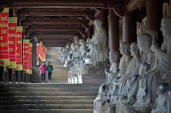 Ngoài hành lang của chùa là 500 bức tượng La Hán bằng đá trắng nguyên khối - mỗi vị một vẻ mặt khác nhau được những người thợ chạm khắc rất tinh xảo, sống động. Ảnh: dulichlehoiviet.com