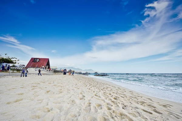 Cà Ná với những bãi biển cát trắng dài tít tắp