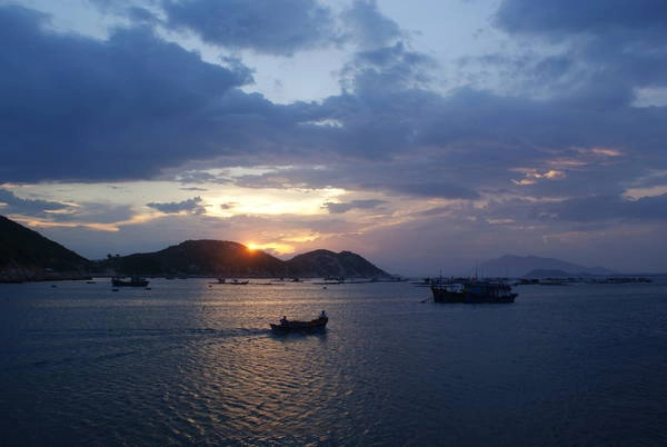 Lênh đên trên thuyền ngắm bình minh.