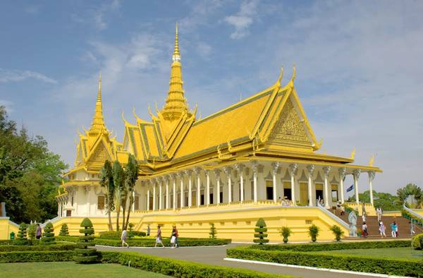 Hoàng cung Campuchia nhìn từ bên ngoài. Hoàng cung Campuchia nhìn từ bên ngoài.