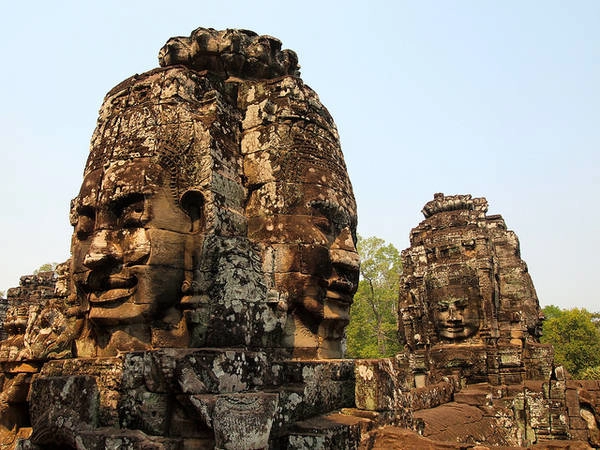 Kiến trúc của đền Bayon với những gương mặt mang nụ cười bí ẩn. Kiến trúc của đền Bayon với những gương mặt mang nụ cười bí ẩn.